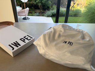JW PEI Bolso tote mediano modelo Hana de JW PEI
