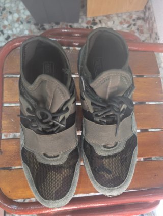 Zapatillas verdes y negras (T.42)
