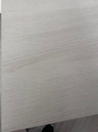 Escritorio de madera con estante