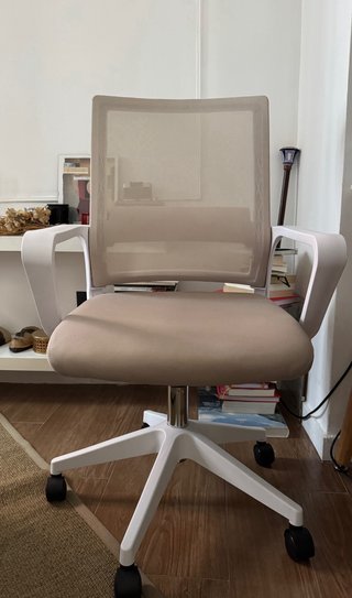 Silla de oficina ergonómica beige y blanca