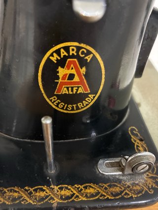 Máquina de coser Alfa antigua negra