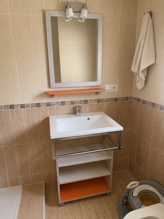 Mueble de baño con lavabo, espejo y grifo