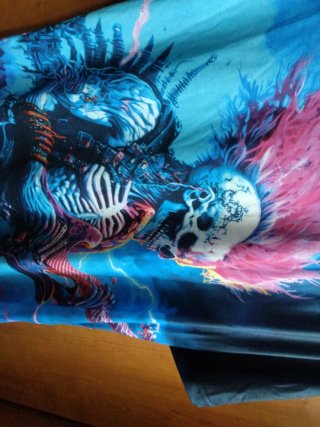 Camiseta calavera rockera hombre