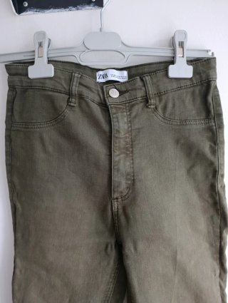 Pantalón pitillo ZARA verde caqui