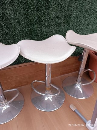 Taburetes de cuero blanco y metal
