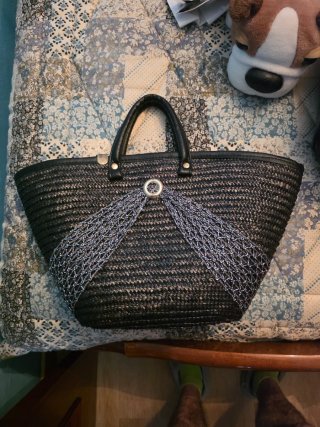 Bolso de paja negro con detalles plateados