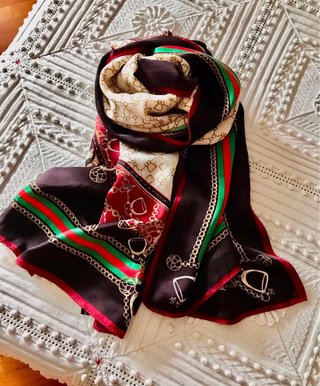 Maxi sciarpa in seta con catene