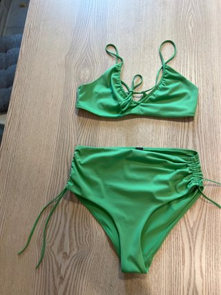 COS – Green Two-Piece Bikini – Ruched High-Waist