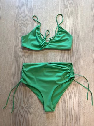 COS – Green Two-Piece Bikini – Ruched High-Waist