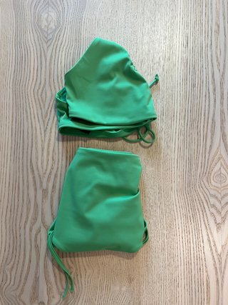 COS – Green Two-Piece Bikini – Ruched High-Waist