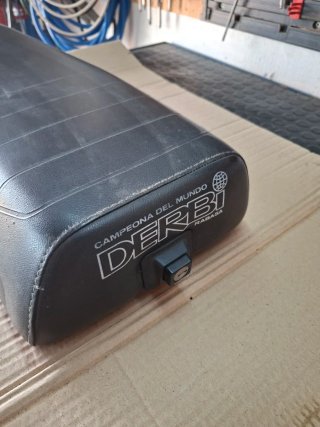 Asiento Derbi Negro