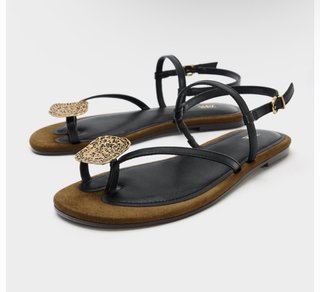 Sandalias Zara negras con detalle dorado