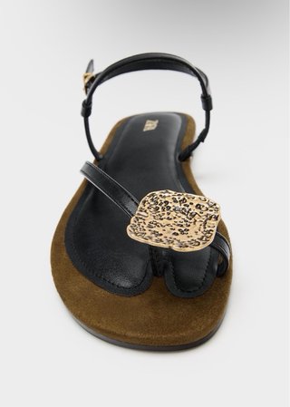 Sandalias Zara negras con detalle dorado