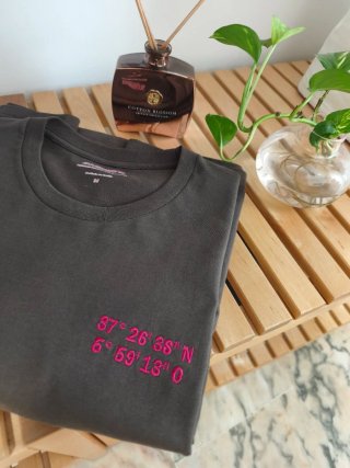 Camiseta personalizada bordada · fecha o coordenad
