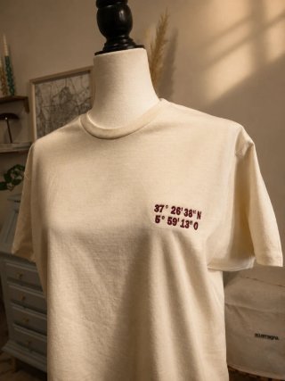 Camiseta personalizada bordada · fecha o coordenad