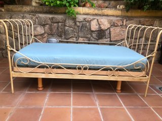 Cama forja estilo romántico blanco viejo