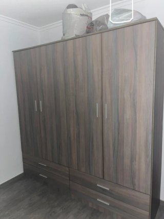 Armario de madera marrón y gris