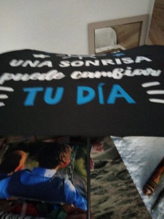 Paraguas negro con diseño de flor azul