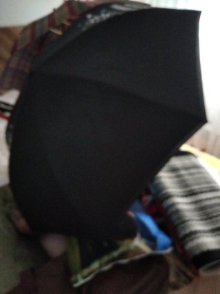 Paraguas negro con diseño de flor azul