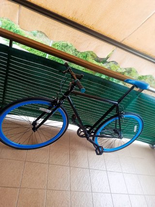 Bicicleta Fixie Negra Ruedas Azules