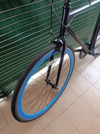 Bicicleta Fixie Negra Ruedas Azules