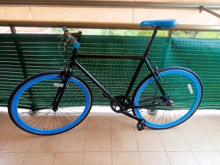 Bicicleta Fixie Negra Ruedas Azules