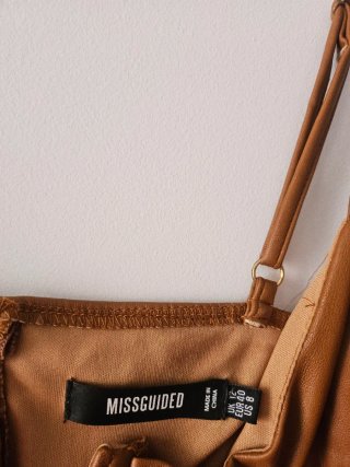 Top corsé efecto piel marrón Missguided T40