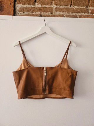 Top corsé efecto piel marrón Missguided T40