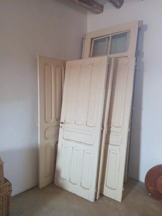 Puertas antiguas de madera con marcos