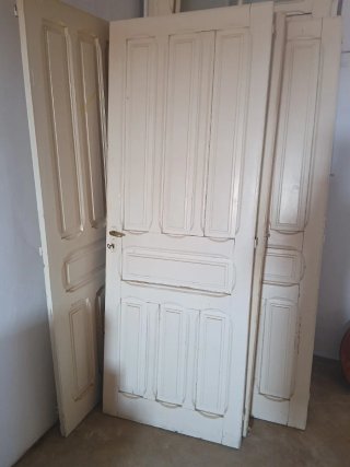 Puertas antiguas de madera con marcos