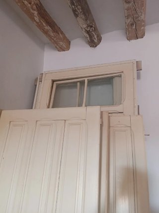 Puertas antiguas de madera con marcos