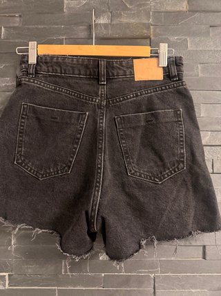 Pantalón corto vaquero desgastado