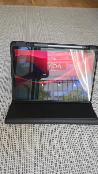 Tablet Lenovo completa con funda y accesorios