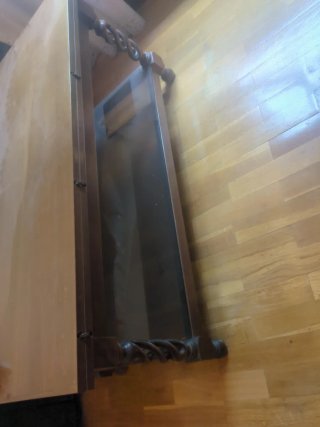 Mesa de madera marrón hecha a mano