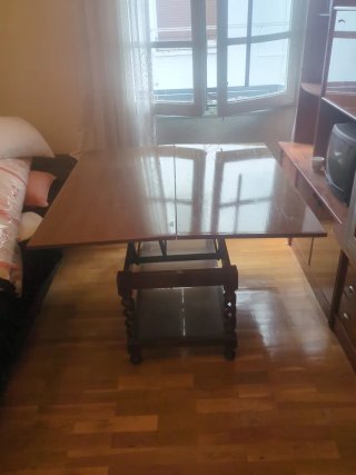 Mesa de madera marrón hecha a mano