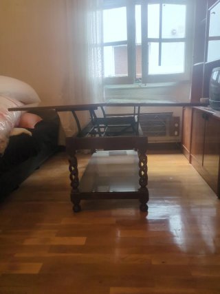 Mesa de madera marrón hecha a mano