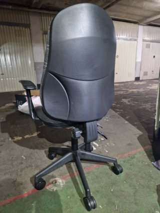 Silla de oficina gris y negra con ruedas