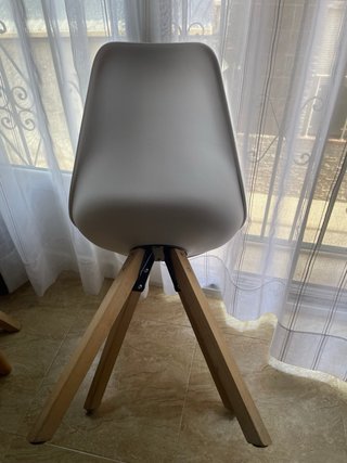 Sillas blancas con patas de madera