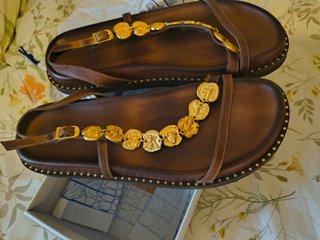 Sandalias Cuchy hechas a mano marrón y oro