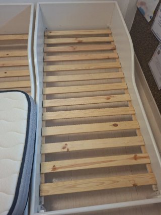 Cama infantil con somier de lama y colchones.