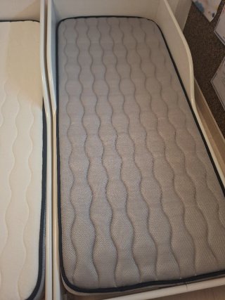 Cama infantil con somier de lama y colchones.