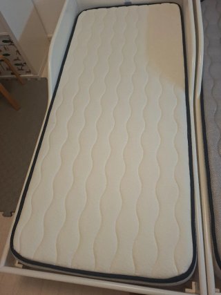Cama infantil con somier de lama y colchones.