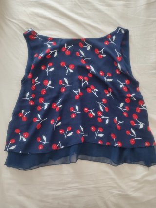 Top de tirantes con estampado de cerezas