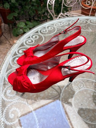 Zapatos de tacón rojos con lazo