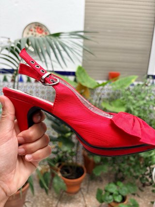 Zapatos de tacón rojos con lazo