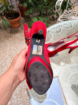 Zapatos de tacón rojos con lazo
