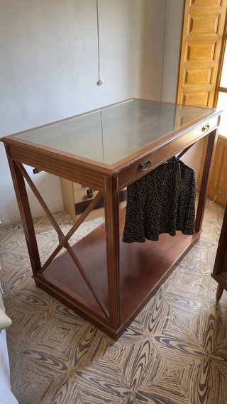 Mostrador con joyero de madera y cristal