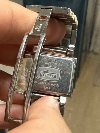 Reloj Lotus Mujer Esfera Roja y correa de Acero