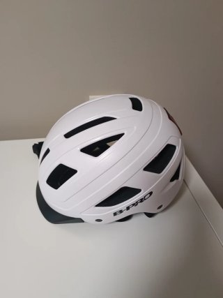 Casco de bici blanco con luz LED trasera