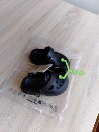 Crocs niñ@ negros.   T.22-23
